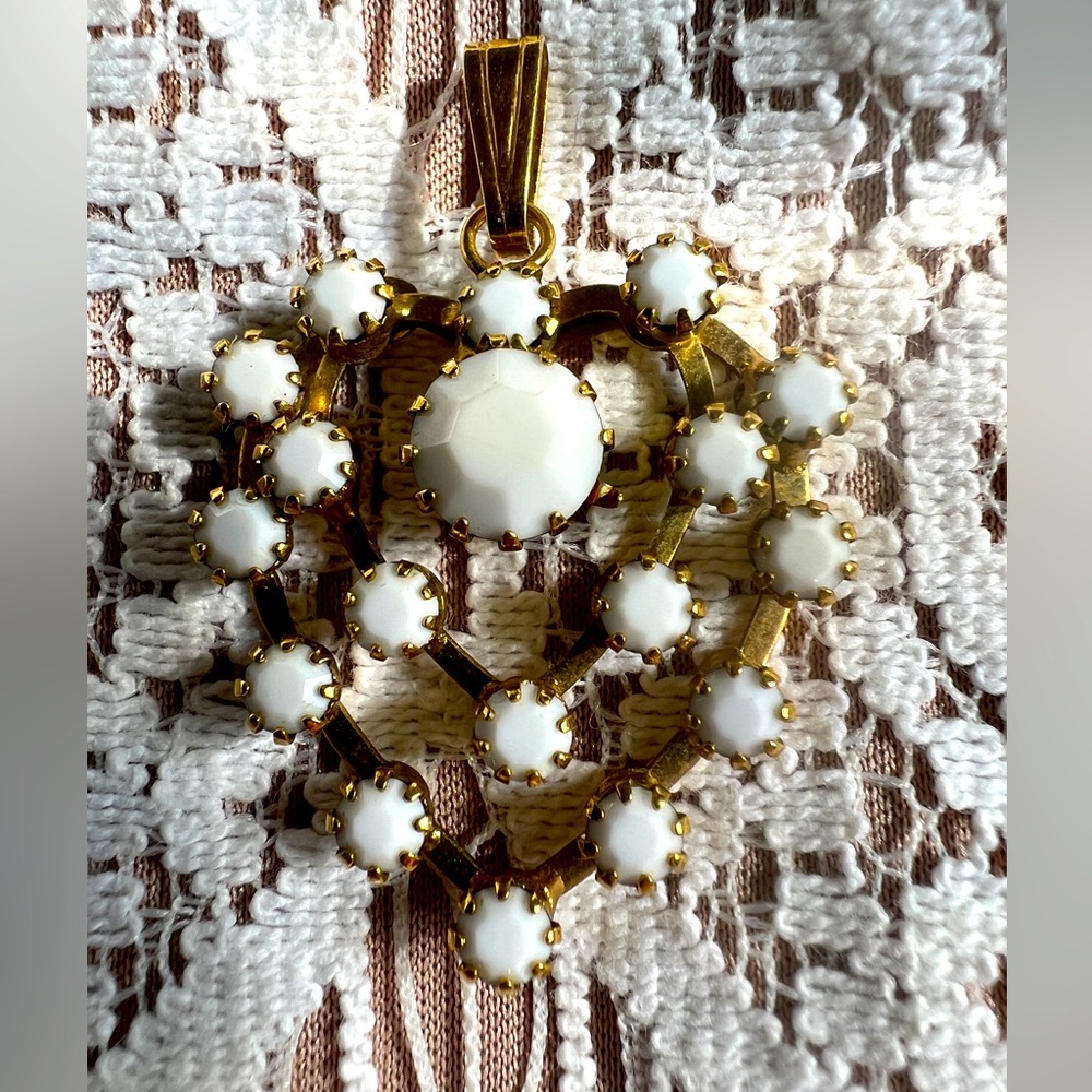 HEART WHITE STONE PENDANT